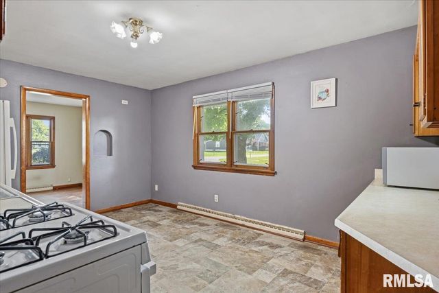 400 W Harpole Street, Williamsville, IL 62693
