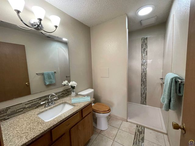 5055 W 117th ST, Carbondale, KS 66414