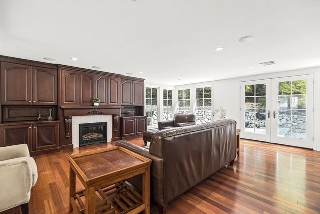 21 Amberwood Dr, Winchester, MA 01890