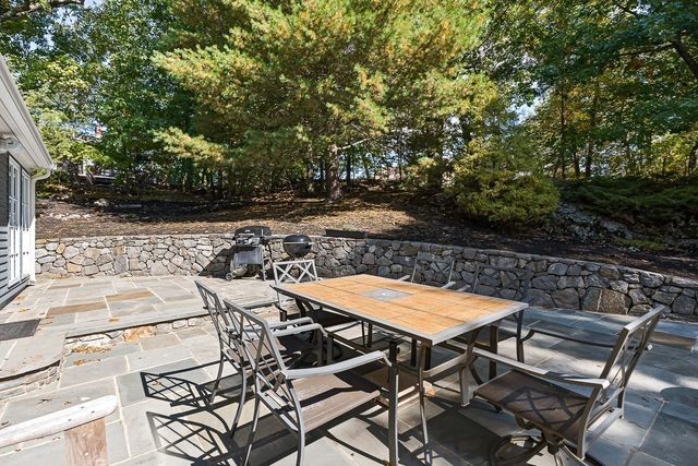 21 Amberwood Dr, Winchester, MA 01890