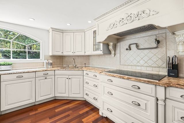 21 Amberwood Dr, Winchester, MA 01890
