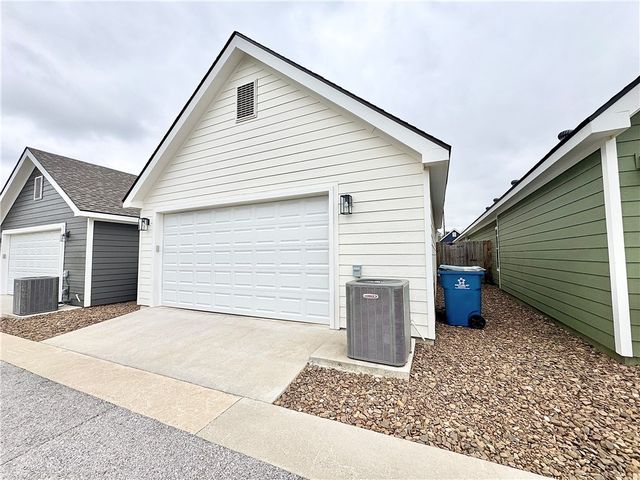 905 NE Heights Lane, Bentonville, AR 72712