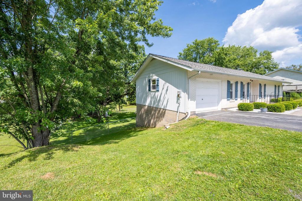 1056 SUNRISE DR, Oakland, MD 21550
