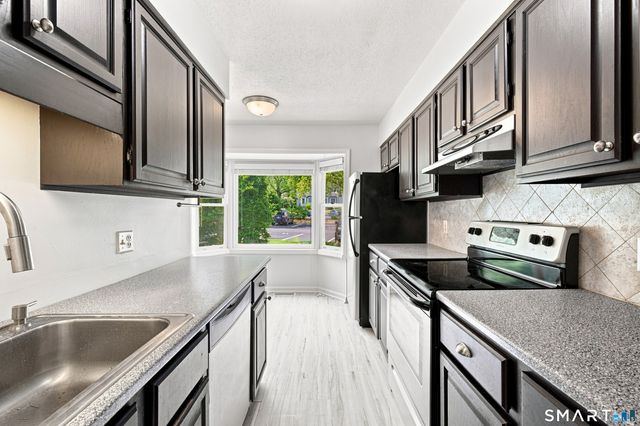 16 Braintree Court 16, Suffield, CT 06078