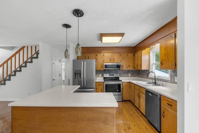 207 Robinson Dr, Dickson, TN 37055