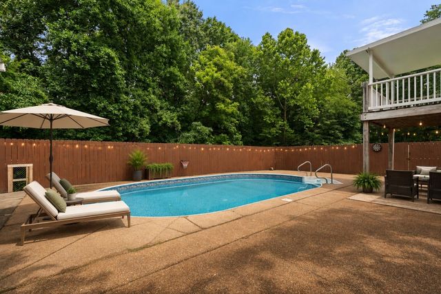 207 Robinson Dr, Dickson, TN 37055
