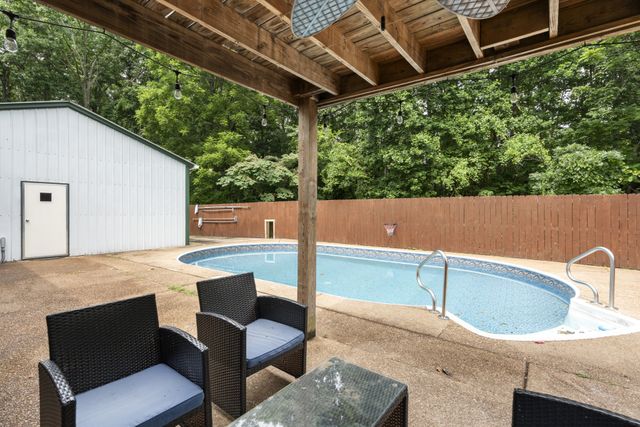 207 Robinson Dr, Dickson, TN 37055