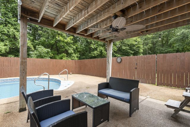 207 Robinson Dr, Dickson, TN 37055