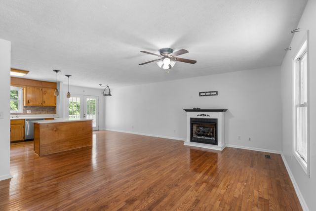 207 Robinson Dr, Dickson, TN 37055
