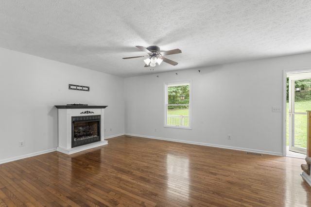 207 Robinson Dr, Dickson, TN 37055