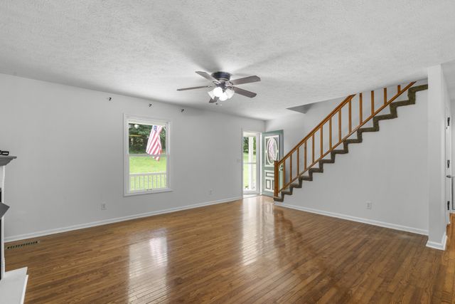 207 Robinson Dr, Dickson, TN 37055