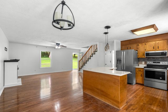 207 Robinson Dr, Dickson, TN 37055