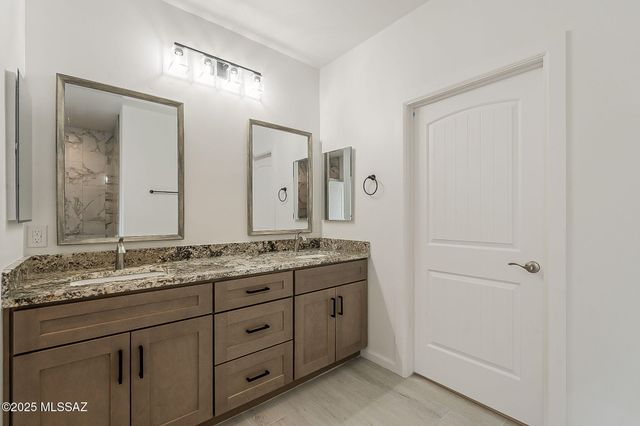 121 W Calle Escudilla, Green Valley, AZ 85614