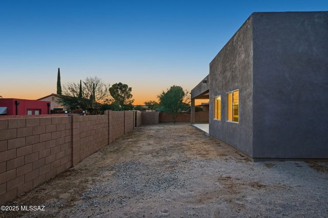 121 W Calle Escudilla, Green Valley, AZ 85614