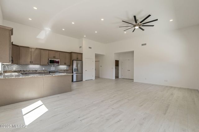 121 W Calle Escudilla, Green Valley, AZ 85614