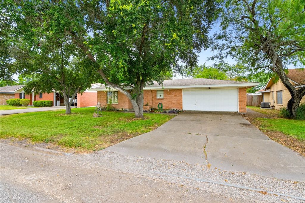 106 Rice Dr, Portland, TX 78374 — photo 2