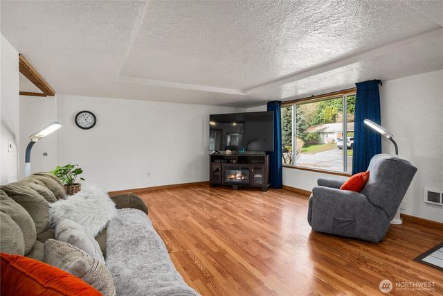 737 3rd Avenue NE, Pacific, WA 98047