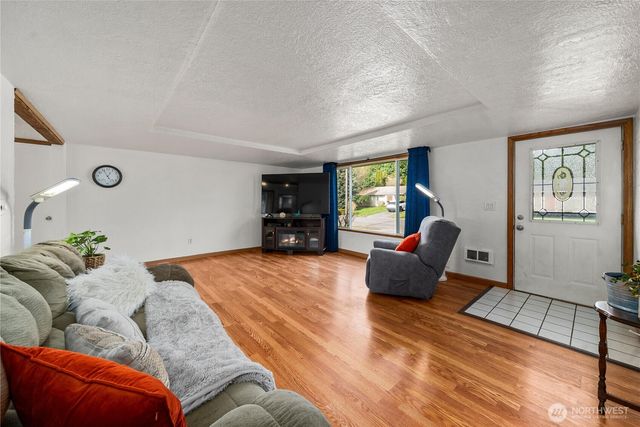 737 3rd Avenue NE, Pacific, WA 98047