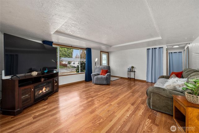 737 3rd Avenue NE, Pacific, WA 98047