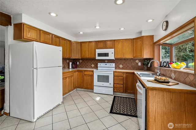 737 3rd Avenue NE, Pacific, WA 98047