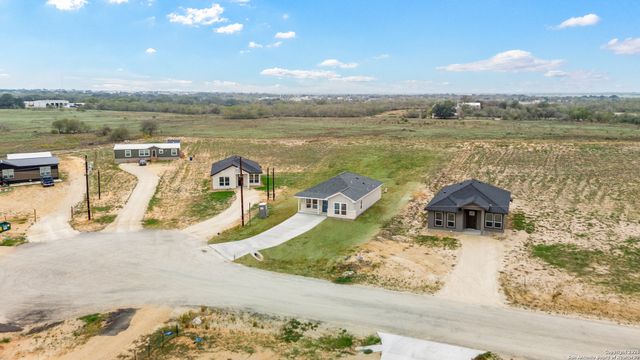140 Camino Verde, La Vernia, TX 78121