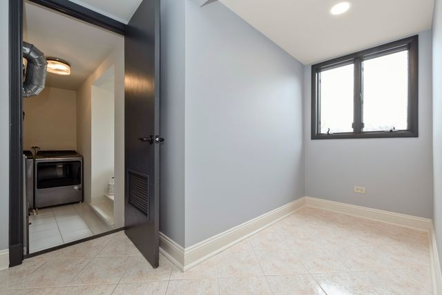 7920 W Lakeview Court 2B, Palos Heights, IL 60463