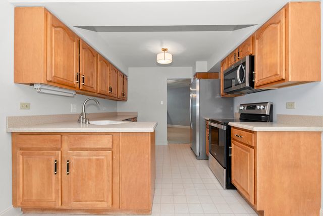 7920 W Lakeview Court 2B, Palos Heights, IL 60463