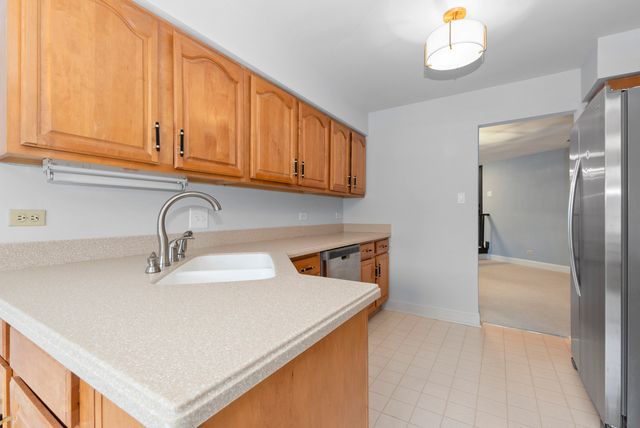 7920 W Lakeview Court 2B, Palos Heights, IL 60463