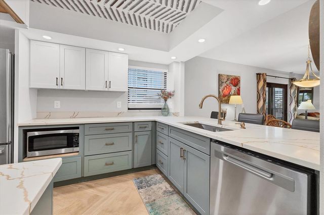 1001 BENJAMIN FRANKLIN DRIVE 201, Sarasota, FL 34236