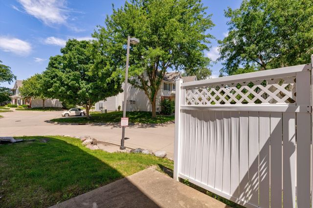 2165 Ridgeview Circle, Clive, IA 50325