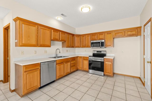 2165 Ridgeview Circle, Clive, IA 50325