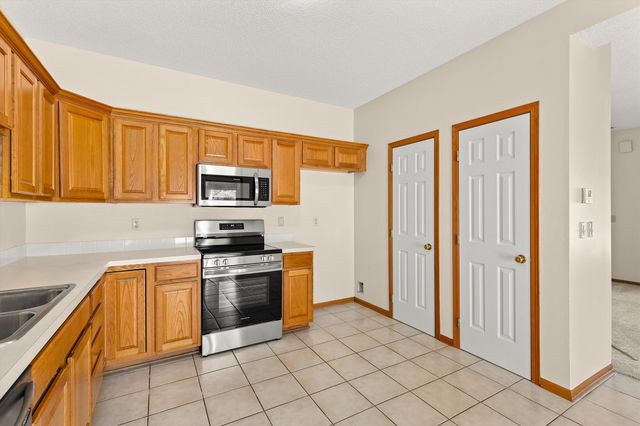 2165 Ridgeview Circle, Clive, IA 50325