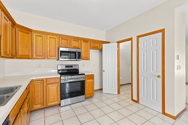 2165 Ridgeview Circle, Clive, IA 50325