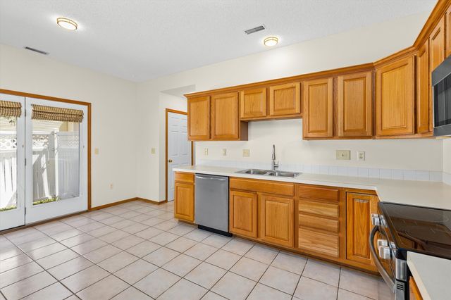 2165 Ridgeview Circle, Clive, IA 50325