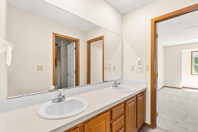 2165 Ridgeview Circle, Clive, IA 50325
