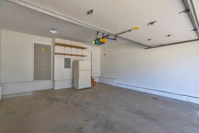 2165 Ridgeview Circle, Clive, IA 50325