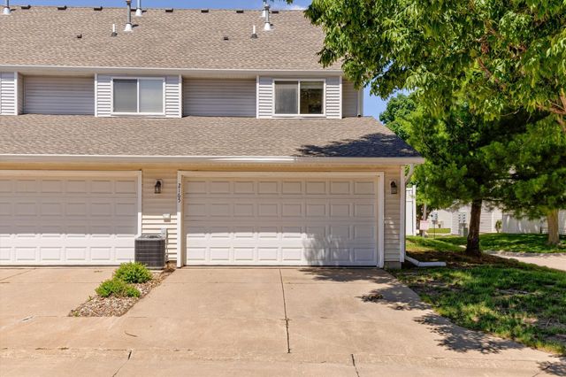 2165 Ridgeview Circle, Clive, IA 50325