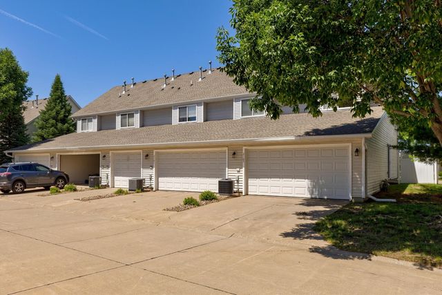 2165 Ridgeview Circle, Clive, IA 50325