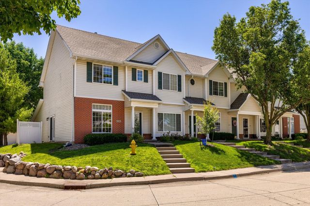 2165 Ridgeview Circle, Clive, IA 50325
