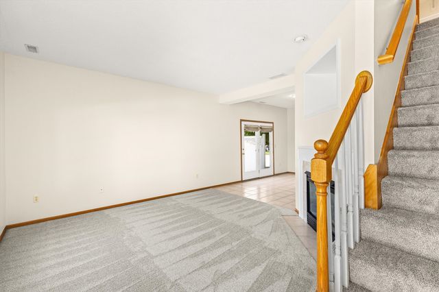 2165 Ridgeview Circle, Clive, IA 50325
