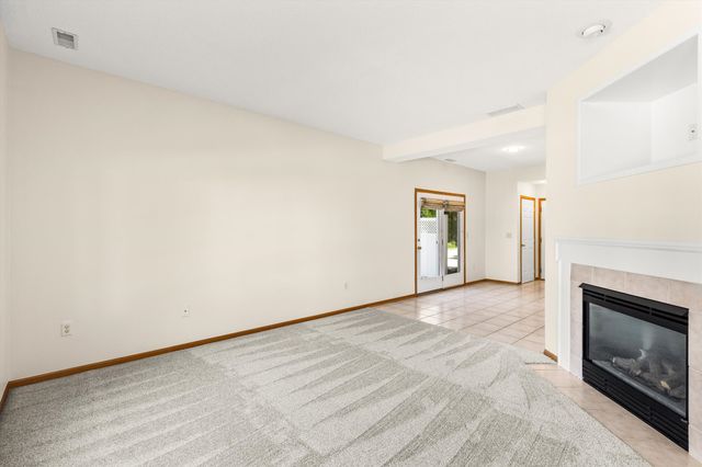 2165 Ridgeview Circle, Clive, IA 50325