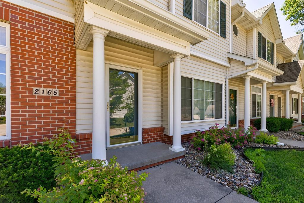 2165 Ridgeview Circle, Clive, IA 50325