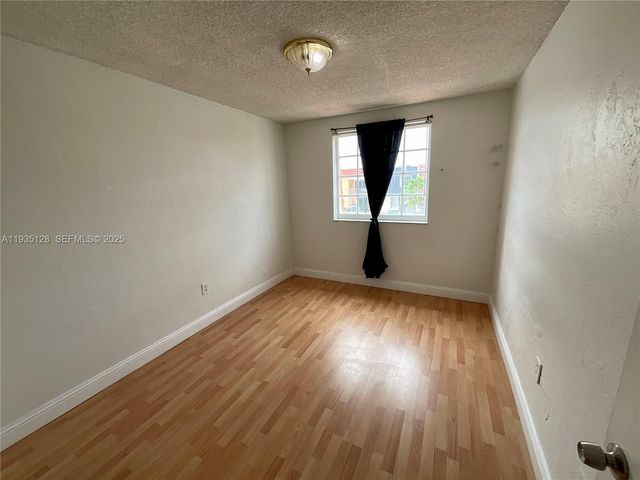 895 W 79th Pl, Hialeah, FL 33014