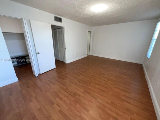 895 W 79th Pl, Hialeah, FL 33014