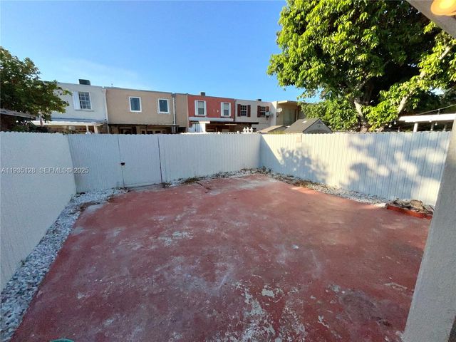 895 W 79th Pl, Hialeah, FL 33014