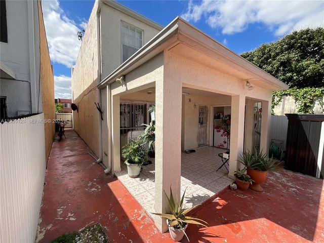 895 W 79th Pl, Hialeah, FL 33014