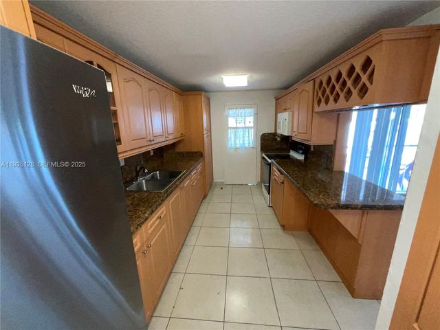 895 W 79th Pl, Hialeah, FL 33014