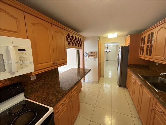 895 W 79th Pl, Hialeah, FL 33014