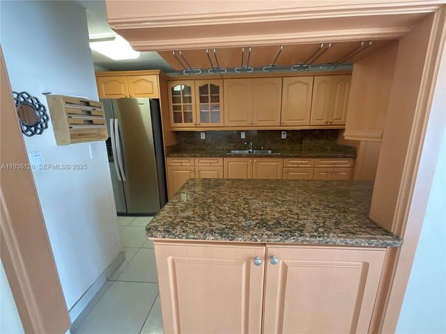 895 W 79th Pl, Hialeah, FL 33014