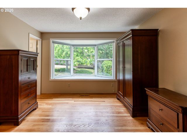 3985 UNIVERSITY St, Eugene, OR 97405